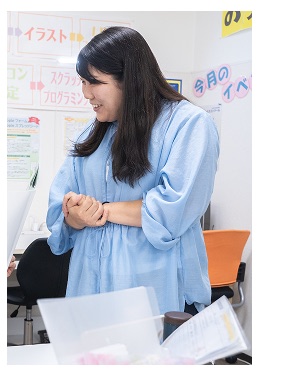 かるんの先生。教室には講座やイベントの掲示が並んでいる